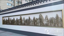 小區(qū)外圍墻上安裝不銹鋼異形件，增加靈動藝術(shù)效果